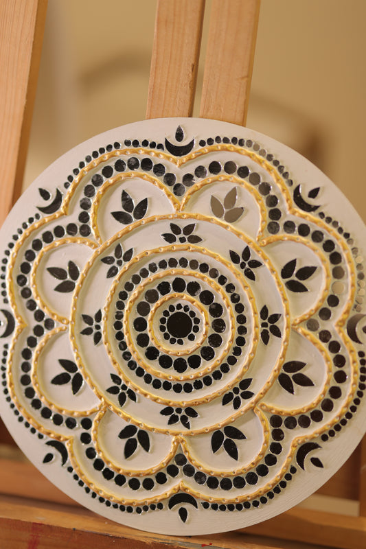 Round Lippan Art – Handcrafted Wall Decor (White)