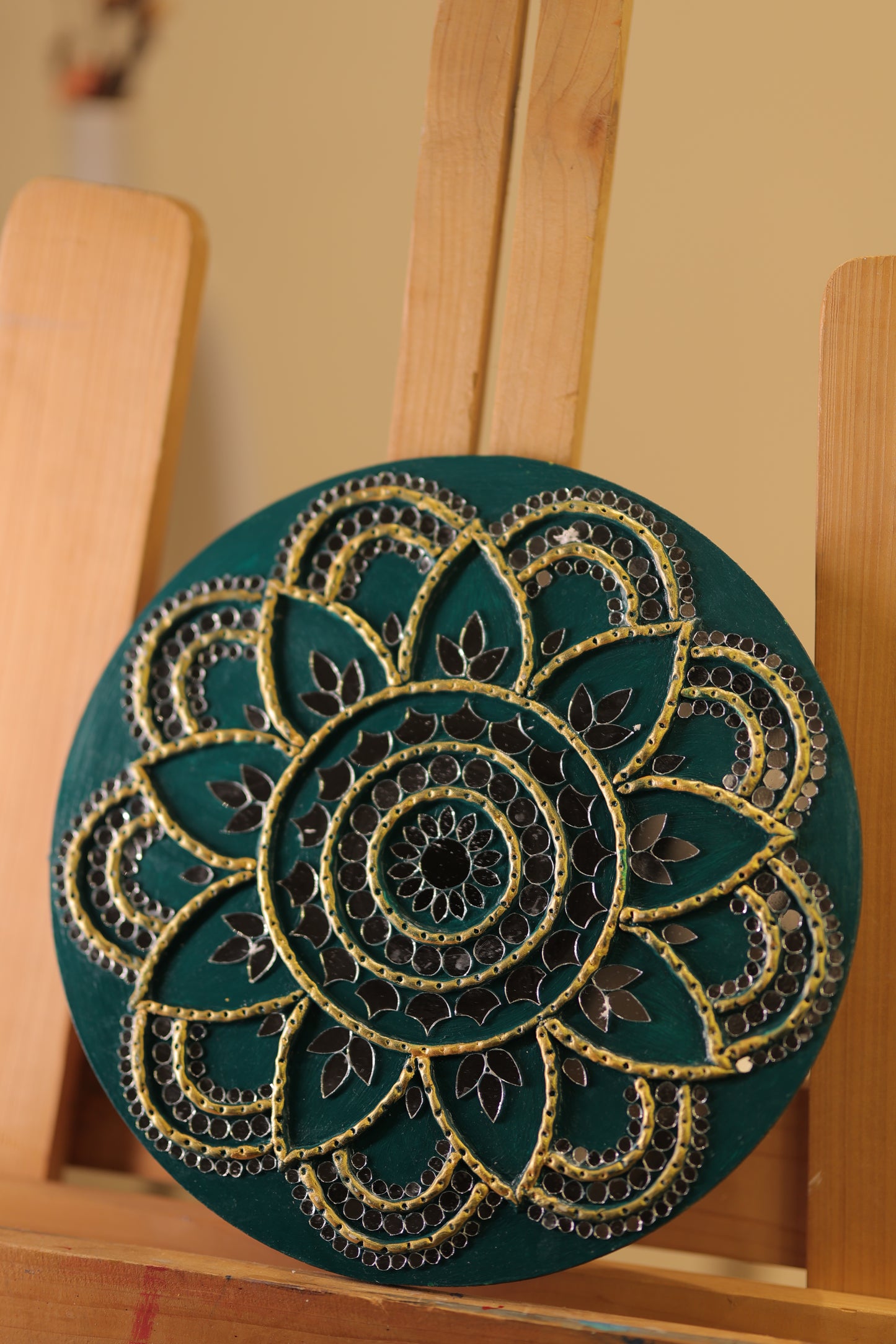 Round Lippan Art – Handcrafted Wall Decor (Green)